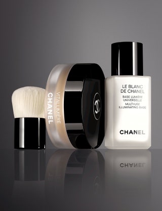 Рассыпчатая тональная пудра SPF 15 Vitalumiere с миникистью кабуки и основа под макияж Le Blanc de Chanel придающая лицу...