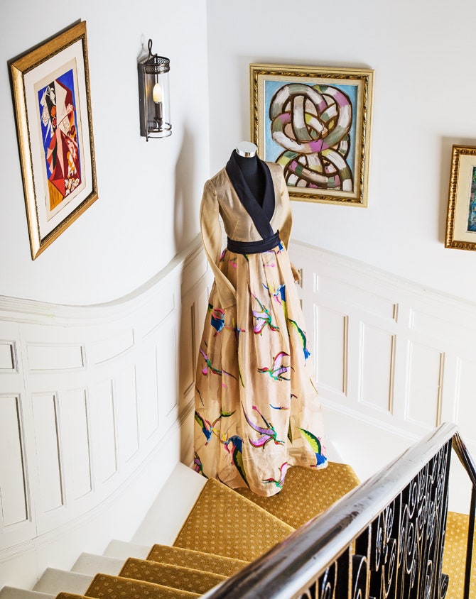 На лестнице и в гостиной — манекены с платьями из коллекции Natasha Zinko