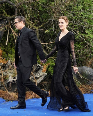 Брэд Питт в Gucci и Анджелина Джоли в сшитом на заказ платье Atelier Versace.