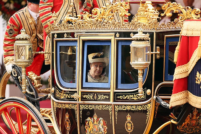 Королева Елизавета в теперь уже бывшей парадной карете
