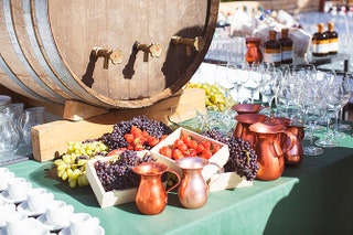 На смену блюдам из Cipriani — местный виноград и домашнее греческое вино.