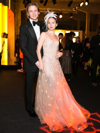 Чарльз Томпсон и Ольга Томпсон в Yanina Couture.