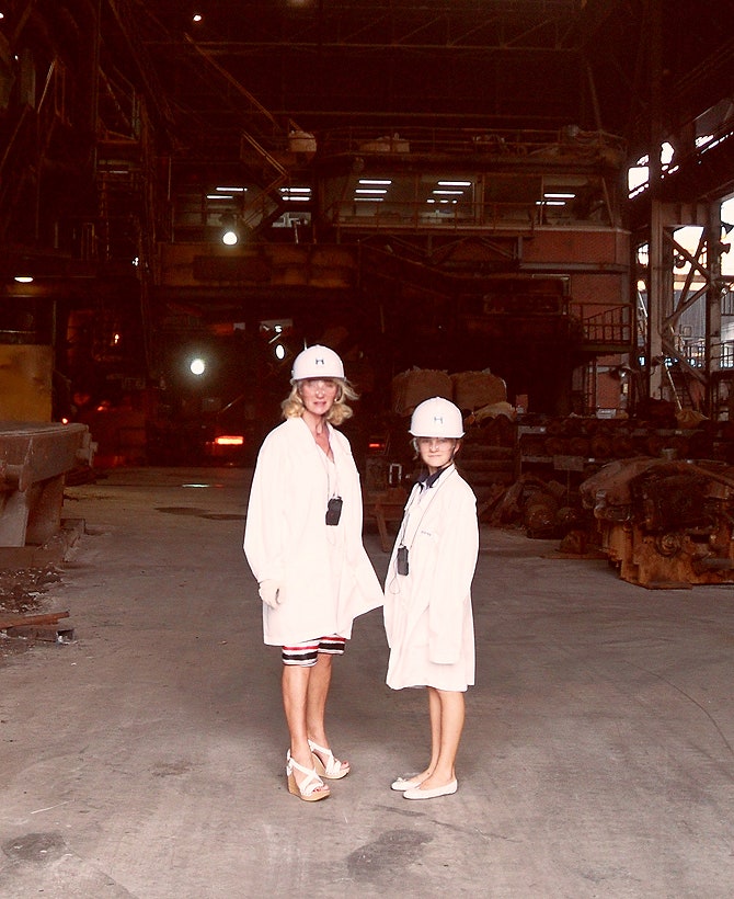 Марина Кузьмина и маленькая Арина на сталелитейном заводе Hyundai в Южной Корее