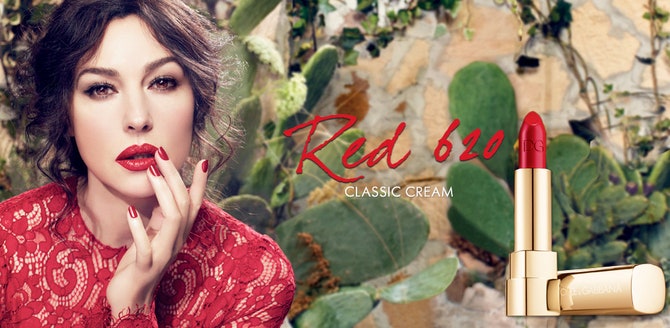 На этом снимке на губах Моники помада Classic Cream Lipstick оттенка Devil насыщенного красного цвета — в тон ее...