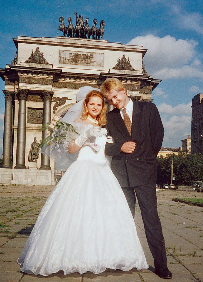 Екатерина и Дмитрий Песковы в день свадьбы на фоне Триумфальной арки