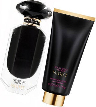 Фруктовоцветочная парфюмерная вода и лосьон для тела Night от Victoria's Secret.