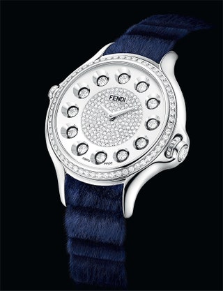 Часы Crazy Carats от Fendi декорированы бриллиантами весом в семь каратов темносиний ремешок из меха норки .