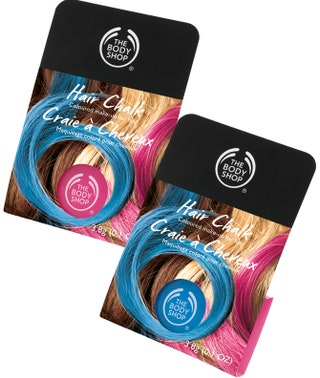 Новинка марта смываемые мелки для волос синего и розового цвета от The Body Shop.