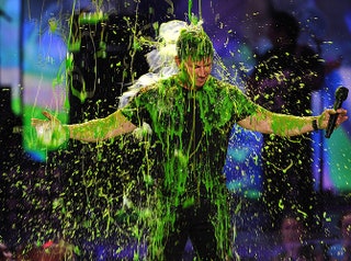 Традиционный момент церемонии Kids Choice Awards ведущий вечера Марк Уолберг под «дождем» из зеленой краски.