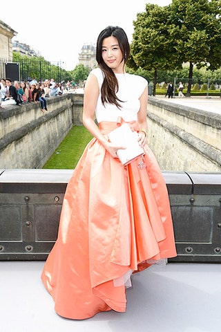 Джун Джи Хьюн  в юбке Dior.