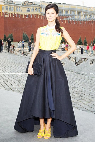 Равшана Куркова  в юбке Dior.