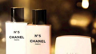Лучшие средства из рождественских коллекций Chanel Guerlain L'Occitane The Body Shop | Tatler