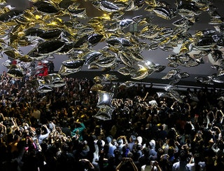 В финале показа на публику обрушились сотни воздушных шаров.