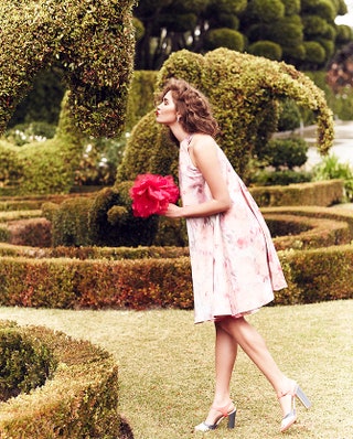 Платье Giorgio Armani босо­ножки Nando Muzi шелковый цветок VV Rouleaux серьги Dior Joaillerie.