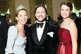 Светлана Захарова с дочерью Александрой и Петр Аксенов.