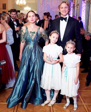 Ольга Томпсон с дочерьми Анастасией и Натальей и Чарльз Топмсон.