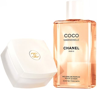 Мягкий скраб для тела и парфюмированная пена для ванны Coco Mademoiselle.