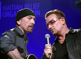 За музыкальную часть вечера отвечала группа U2 Эдж и Боно на сцене.