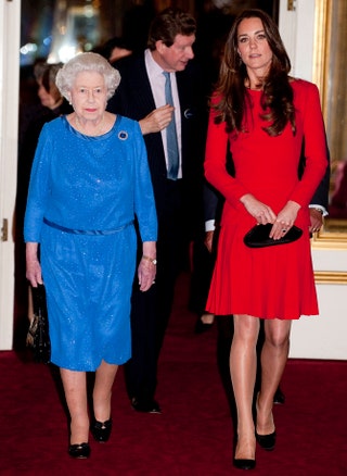 Королева Елизавета II и герцогиня Кэтрин.