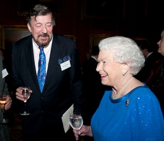 Стивен Фрай и королева Елизавета II.