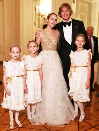 Ольга Томпсон в Yanina Couture и Чарльз Томпсон с дочерьми.
