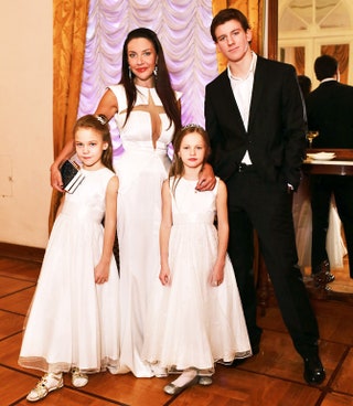 Ирина Чайковская в Ester Abner с сыном Олегом и дочерьми Эллой и Илоной.