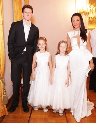 Ирина Чайковская в Ester Abner с сыном Олегом и дочерьми Эллой и Илоной.