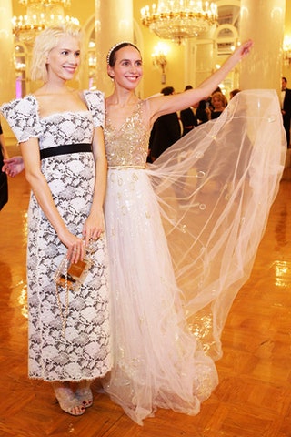 Елена Перминова в Chanel и Ольга Томпсон в Yanina Couture.