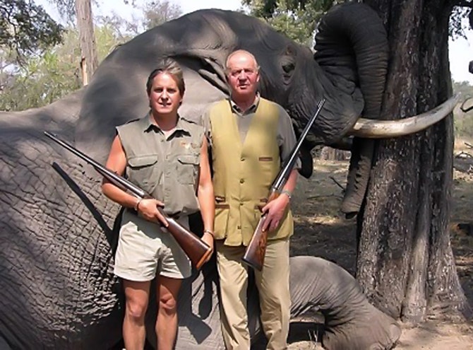Хуан Карлос с убитым слоном во время сафари в Африке
