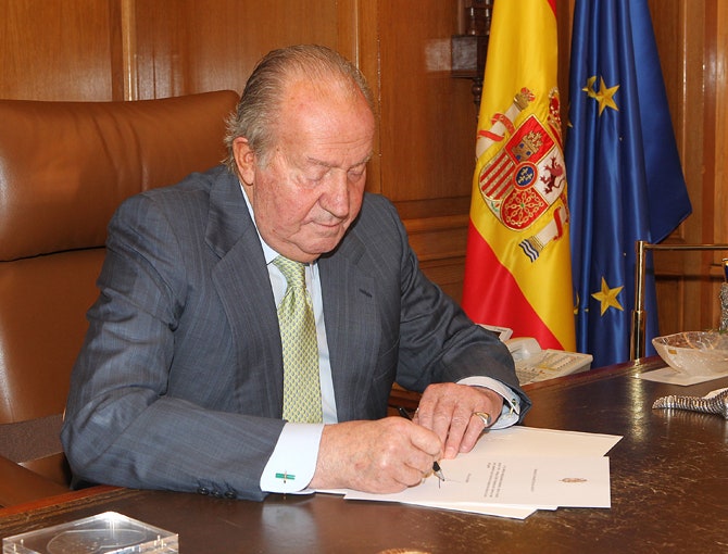 Хуан Карлос I де Бурбон официально отрекается от престола