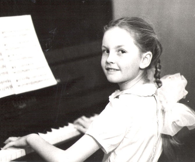 Яна Расковалова в музыкальной школе 1984