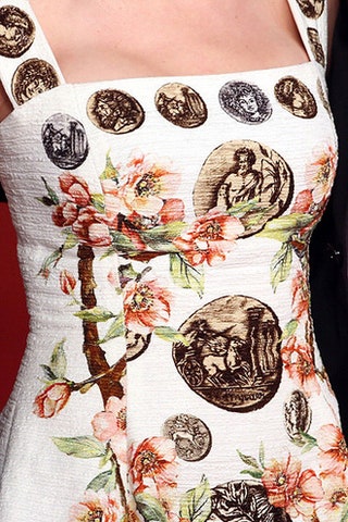 Вышивка на платье Скарлетт Йоханссон.