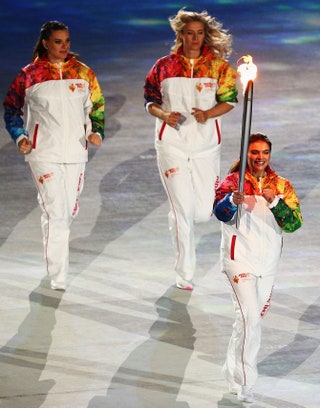 С огнем по стадиону пробежали знаменитая теннисистка Мария Шарапова двукратная олимпийская чемпионка в прыжках с шестом...