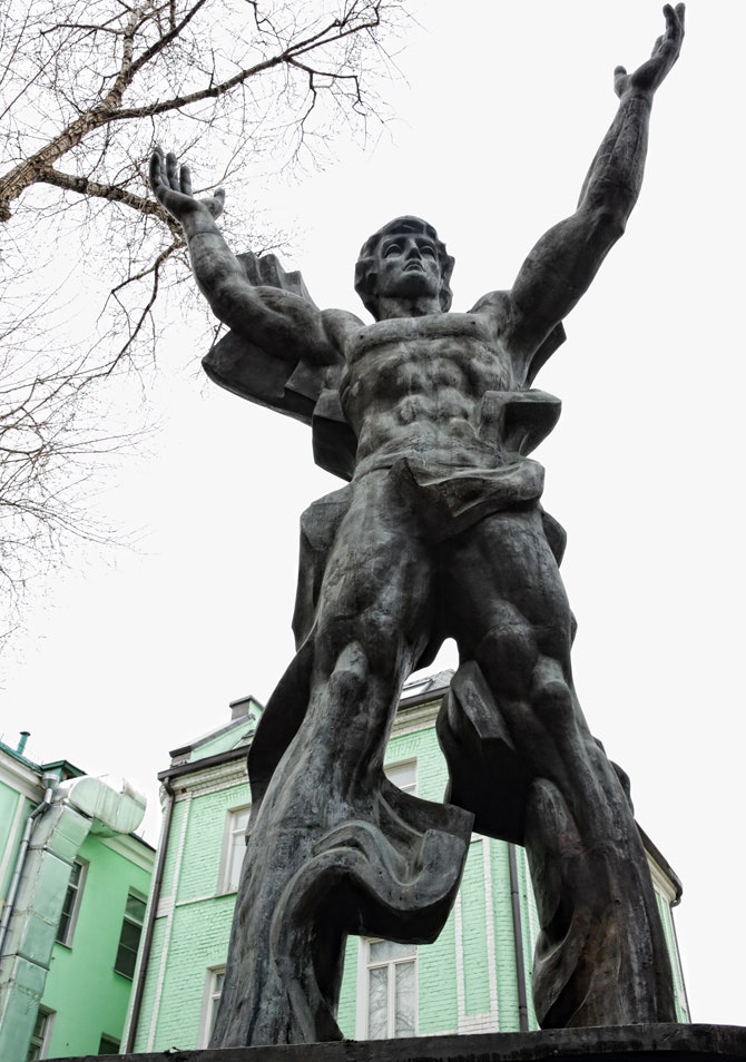 Бронзовая скульп­тура «Победа» Зураба Церетели на территории музеямастерской