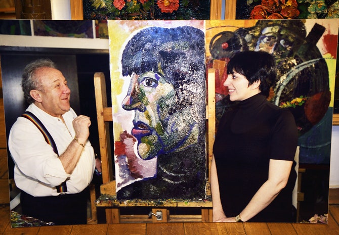 Коллаж из фотографий художника певицы Лайзы Миннелли и ее портрета работы Церетели