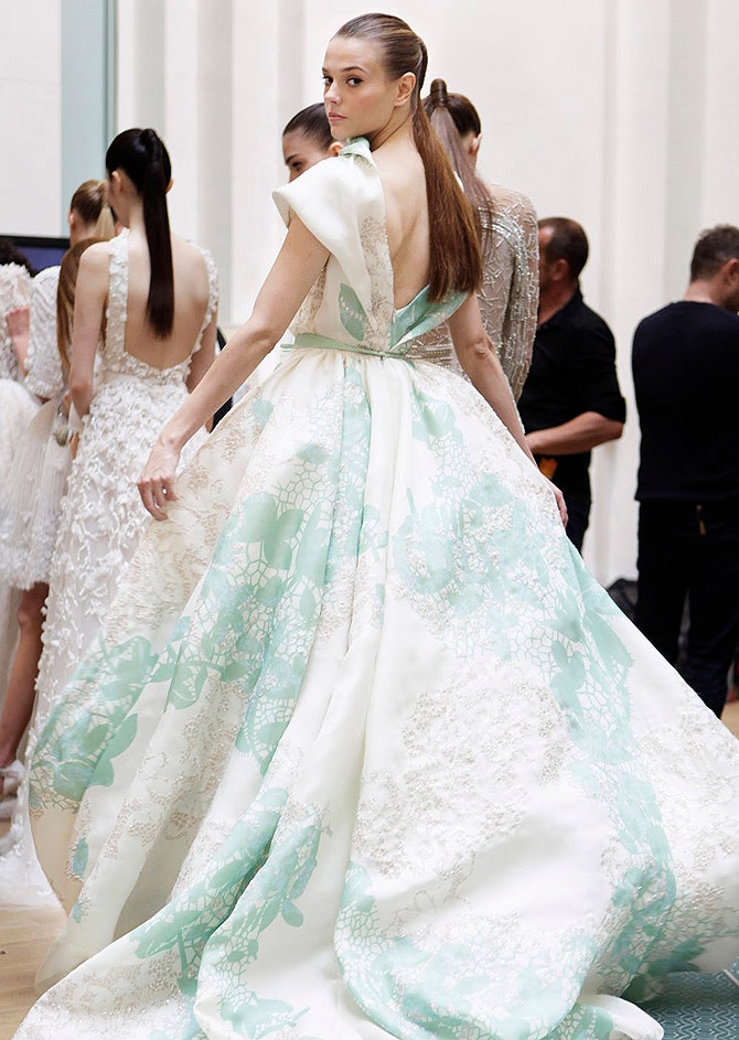 Модель в кутюрном платье Elie Saab