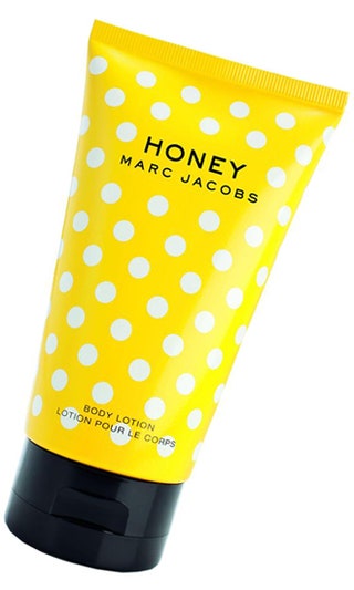 Лосьон для тела Honey от Marc Jacobs с сияющими частицами и ароматом из нот груши меда и ванили.