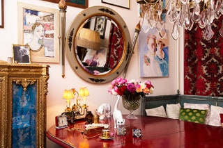 Стол лампа и зеркало куплены в моем любимом магазине «Кутузовский 4». Люст­ра усыпанная хрусталем — с настоящими...