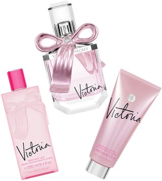 Аромат Victoria от Victoria's Secret с нотой розы сорта Виктория смягчающий лосьон для тела и вуаль для тела с таким же...