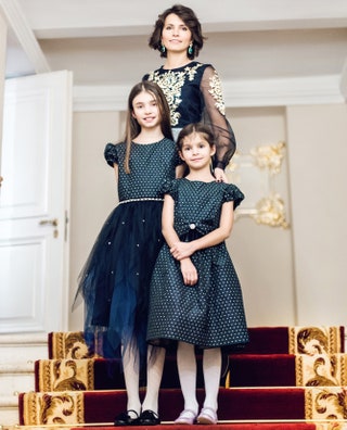 Анна Брострем с дочерьми Анастасией и Алисой.