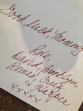 Фото из Twitter Виктории Бекхэм накануне показа Пош получила от мужа и детей открытку с пожеланиями удачи.