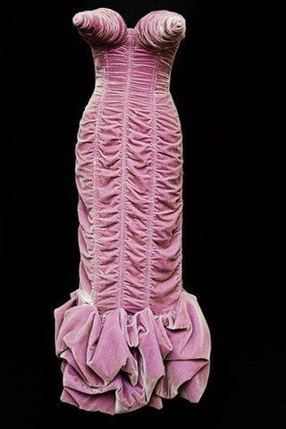 Знаменитое бархатное платье из коллекции 1985 года.