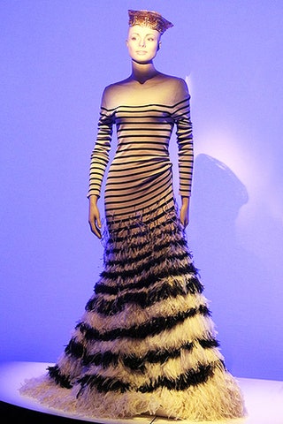 Вечернее платье«тельняшка» из коллекции 2000 года.