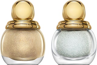 Драгоценный набор Dior для маникюра из двух средств — золотого лака для ногтей и крошечных мерцающих жемчужин которые...