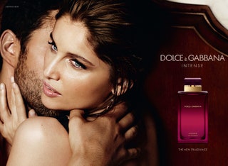 Кадр из рекламной кампании  аромата Intense от DolceGabbana.