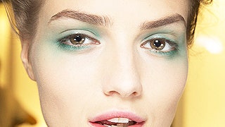 Яркий макияж с подиумов Недель моды фото с показов Prada Chanel Marc Jacobs | Tatler