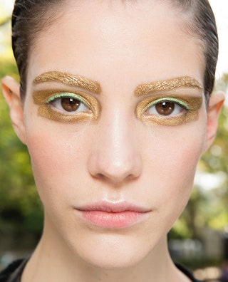 Золотые брови и веки с парижского показа Christian Dior — дань «инопланетному» тренду.