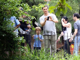 Мэттью МакКонахи с семьей в зоопарке в Бразилии.