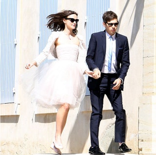 Актриса Кира Найтли выходила замуж в шифоновом платье Chanel в котором не раз красовалась до свадьбы а потом выгуливала...