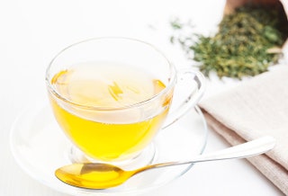 «Вместо чая пью кипяток с лимоном медом или малиновым вареньем — получается вкусно и полезно».